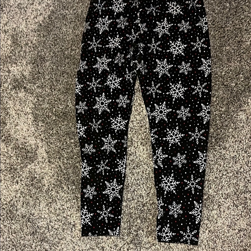 No Boundaries Black and White Snowflake Leggings